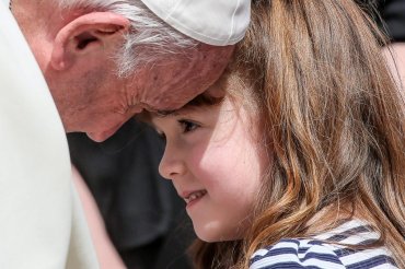 Папа Франциск встретился с девочкой, которая скоро станет слепой и глухой