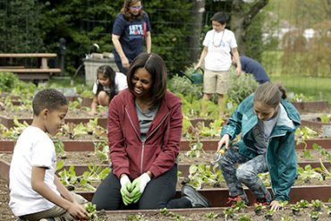 Семья Обамы в последний раз засеяла огород у Белого дома