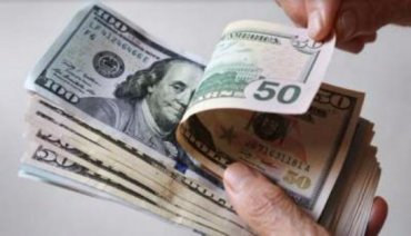 Украинцы стали больше продавать валюту, чем покупать