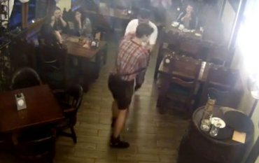 В ДНР пьяный брат Захарченко порезал официанта