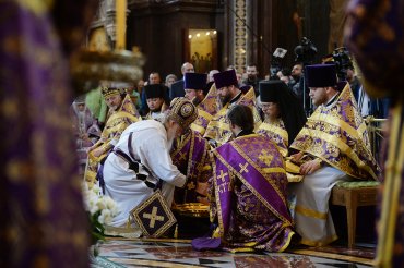 В Великий Четверг патриарх Кирилл омыл ноги священнослужителям в знак смирения