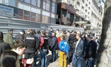Дом профсоюзов в Киеве захватили люди в камуфляже