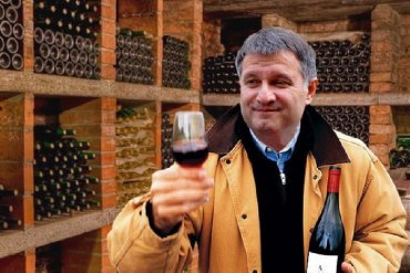 Аваков задекларировал две кипрские компании и 760 бутылок вина