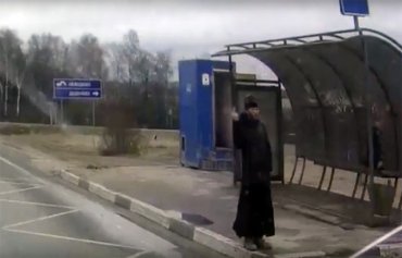 Российский священник показывал проезжающим автомобилям средний палец