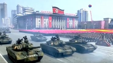 В КНДР на военном параде загорелся танк