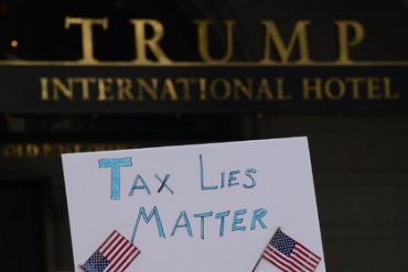 В Нью-Йорке прошел «Налоговый марш» против Трампа