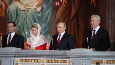 На пасхальном богослужении Медведев стоял с женой, а Путин – с Собяниным