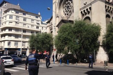 Во Франции эвакуировали церковь во время пасхальной службы