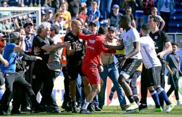 Во Франции прервали матч из-за нападения фанатов на футболистов