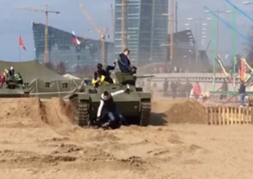 На фестивале под Петербургом танк раздавил двух человек