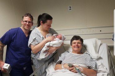 55-летняя женщина родила ребенка для дочери