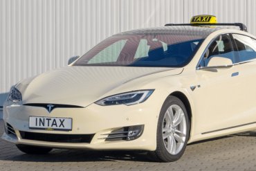 Tesla Илона Маска планирует запустить в США службу беспилотного такси