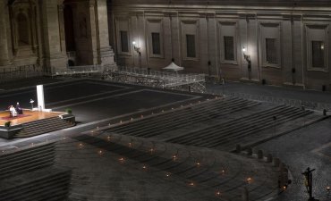 Папа Франциск совершил крестный ход на пустой площади Святого Петра