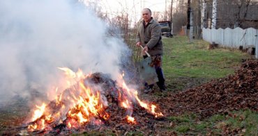 Зеленский подписал драконовские штрафы за сжигание листвы