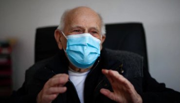 Во Франции 99-летний врач решил не уходить на пенсию и бороться с коронавирусом