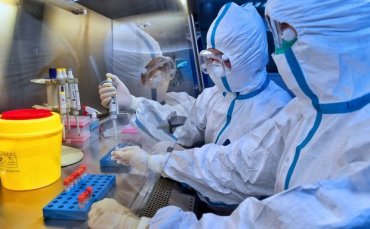 Британия начнет тестировать на людях вакцину от коронавируса