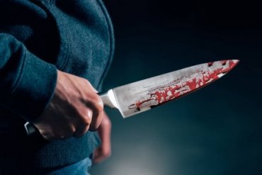 Мужчина ударил ножом подругу семьи, потому что они мешала избивать жену