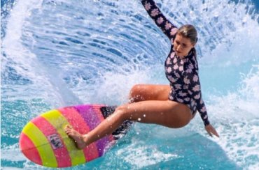 Австралийская серфингистка продает интимные фото