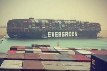 Власти Египта арестовали судно, которое блокировало Суэцкий канал