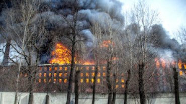 В Петербурге более суток не могли потушить пожар на бывшей фабрике