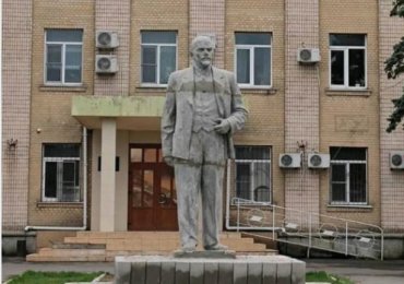 Вперед в прошлое: в Геническе оккупанты восстановили памятник Ленину