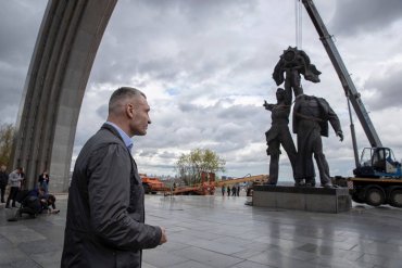 Конец дружбе народов: в Киеве сносят памятник и переименуют арку. Фото и видео
