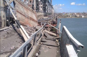 Россия снова ударила ракетами по мосту в Затоке
