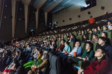 Скачали с торрента: в российских кинотеатрах массово начали показывать пиратские копии зарубежных фильмов