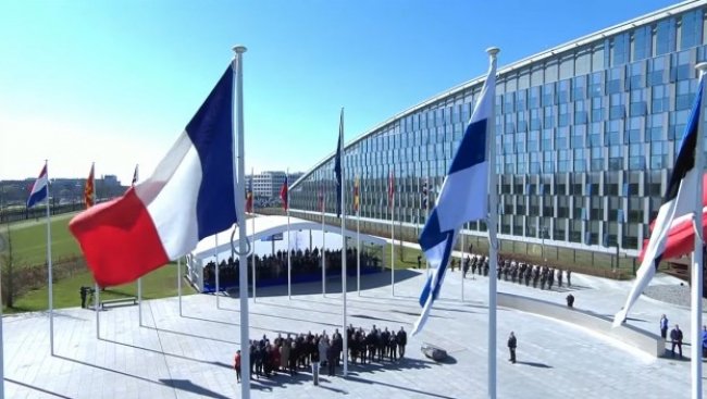 Возле штаб-квартиры НАТО подняли флаг Финляндии. Видео