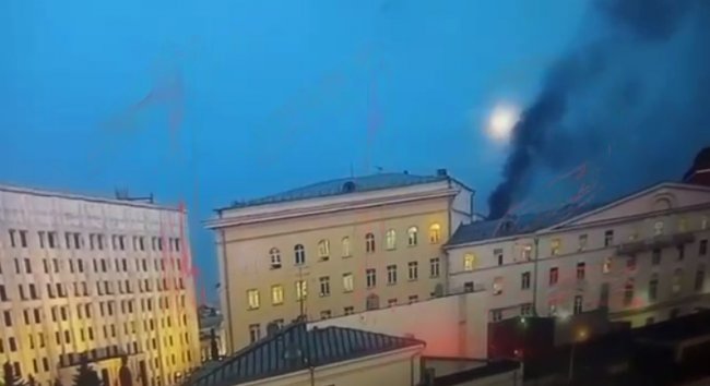 В Москве горит здание Минобороны. Видео