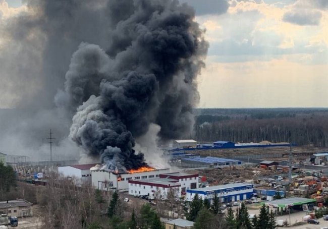 Под Москвой прогремел взрыв и начался пожар на складе с автозапчастями
