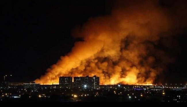 В российской Тюмени всю ночь пылал масштабный пожар