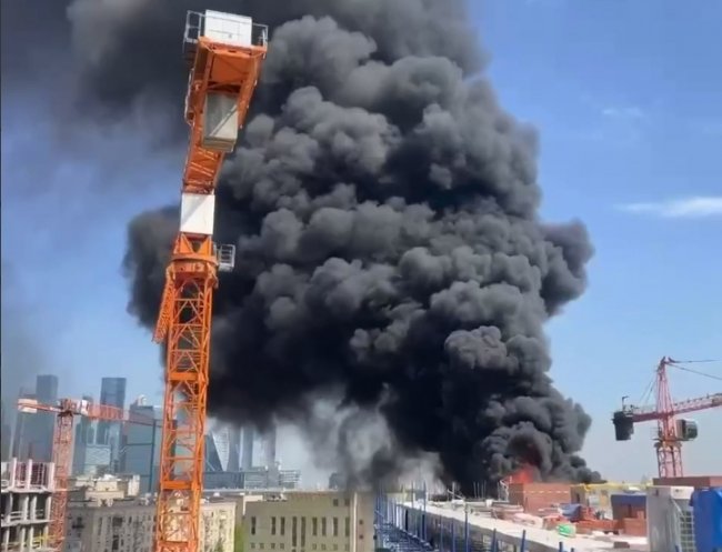 У центрі Москви пролунав вибух і почалася пожежа: у небі величезний стовп диму