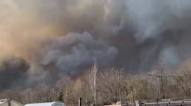 Масштабна пожежа в Курганській області РФ: вогонь перекинувся з будинків на завод