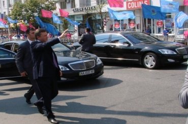 Януковичу тайно купили четыре бронированных «Мерседеса»