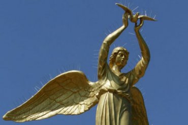 В Донецке появилась статуя «доброго» ангела со стальными шипами
