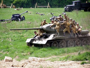 В Киеве советский танк Т-34 атаковал немецкий «Опель»