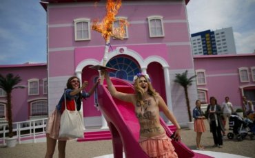 FEMEN в Берлине распяли на кресте куклу Барби
