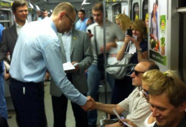 Яценюк катался в метро и раздавал листовки «Вставай, Украина!»