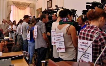Реакция Азарова на протест журналистов в Кабмине вызвала новый скандал