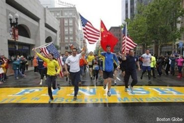 Участники марафона в Бостоне, прерванного взрывом, добежали до финиша