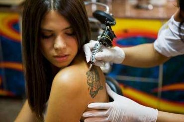 Ученые выяснили, что женщины с татуировками легкодоступны