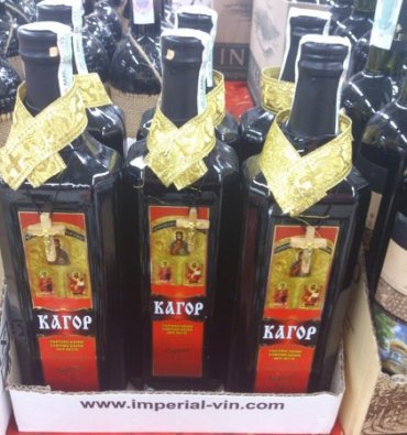 Священника в Запорожской области возмутили бутылки «Кагора», «одетые», как  «епископы на богослужении»