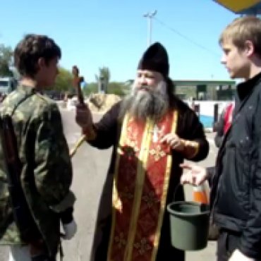 Священники УПЦ МП поднимают боевой дух вооруженных пророссийскиех активистов Славянска
