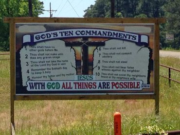 От христианки в США власти требуют убрать с ее территории щит с 10 заповедями