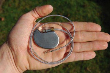 Крошечный кардиостимулятор для кролика получает питание по воздуху