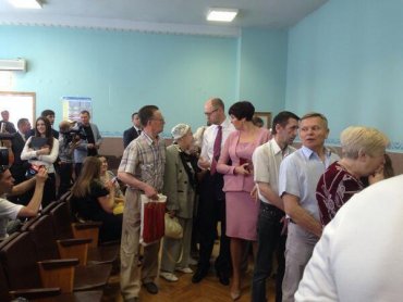 Яценюк постоял в очереди, чтобы проголосовать
