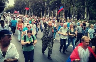 Участники митинга в Донецке пошли громить резиденцию Ахметова