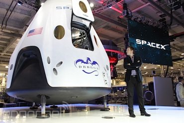 В новый посадочный модуль SpaceX Dragon V2 могут поместиться 7 человек