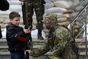 Боевики, прикрываясь детьми, пытаются вырваться из Славянска